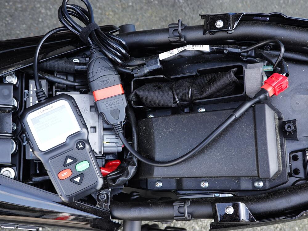 Konnwei-KW680-OBD2-Scanner-Fehlercode-Diagnosegeraet-am-Motorrad