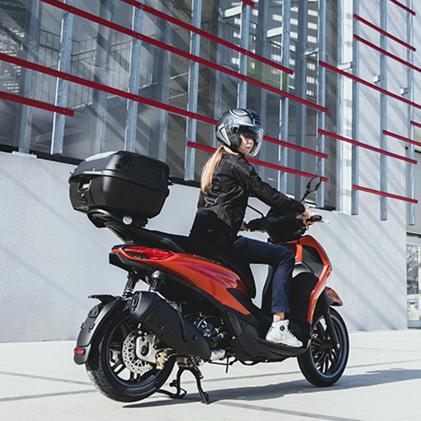 Givi_Monolock_Topcase_43N___43_Liter___schwarz_mit_silber_Cover___inkl_Montagekit__9123_4 Givi Monolock Topcase E43 N - 43 Liter - schwarz mit silber Cover - inkl. Montagekit