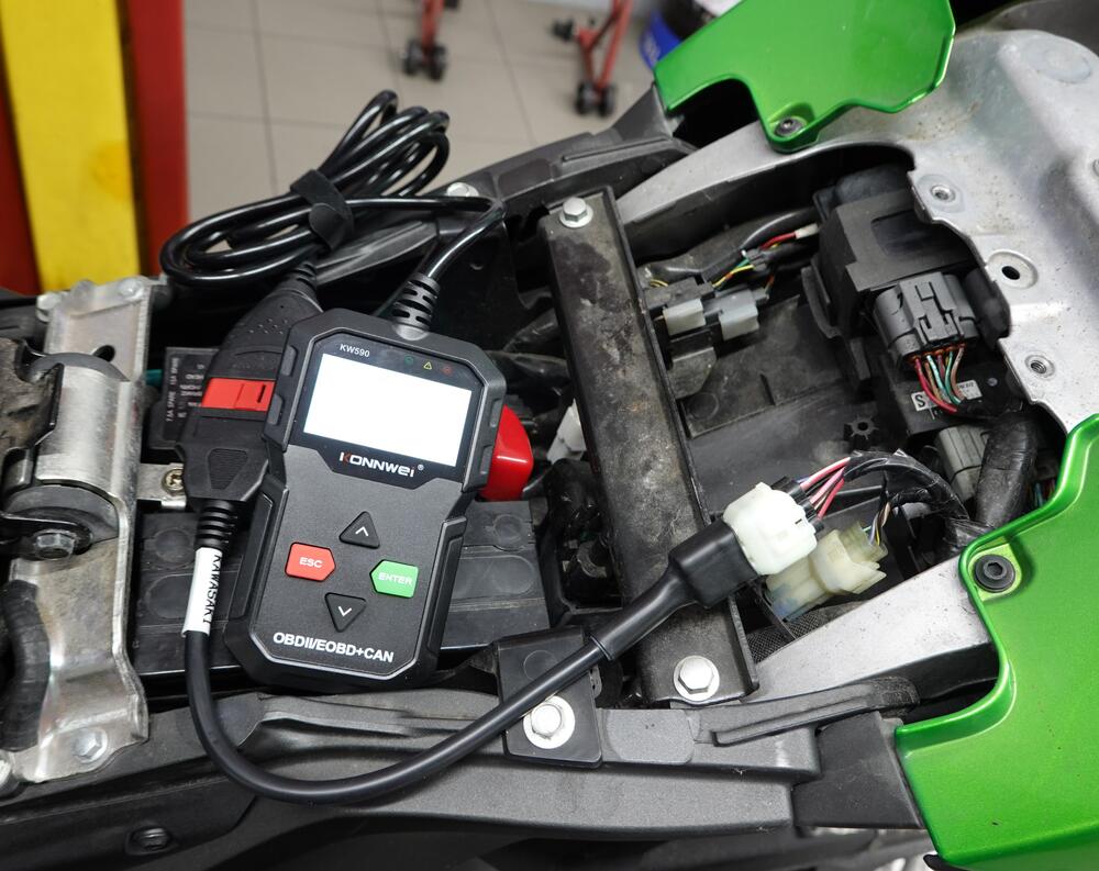 Konnwei-KW590-OBD2-Scanner-Fehlercode-Diagnosegeraet-am-Motorrad