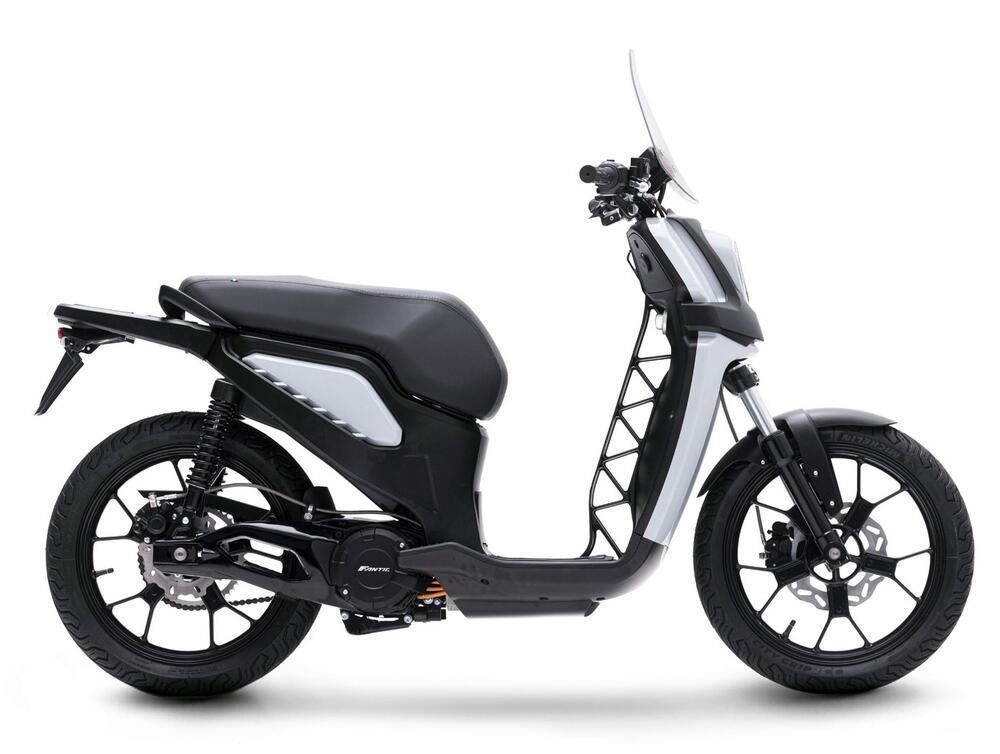 Fantic_ISSIMO_City_45_L1___E_Roller___grau_2 Fantic ISSIMO City 45 L1 - E-Roller - grau