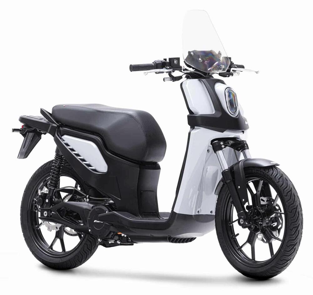 Fantic_ISSIMO_City_45_L1___E_Roller___grau_1 Fantic ISSIMO City 45 L1 - E-Roller - grau