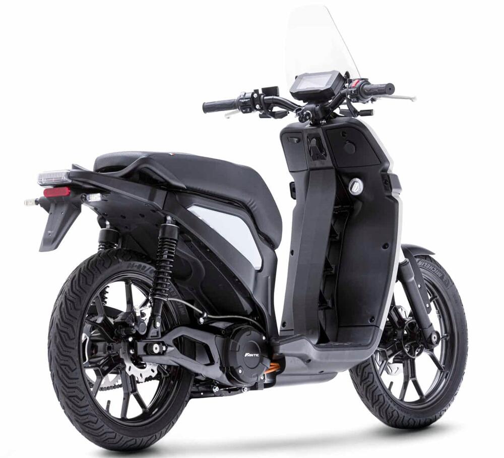 Fantic_ISSIMO_City_45_L1___E_Roller___grau_3 Fantic ISSIMO City 45 L1 - E-Roller - grau