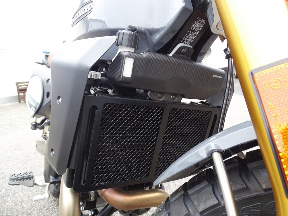 Fantic_Original_Carbon_Ausgleichbehaelter_Abdeckung___Caballero_08618020_am_Motorrad Fantic Original Carbon Ausgleichbehälter Abdeckung - Caballero 125 / 500 Euro5 2021-