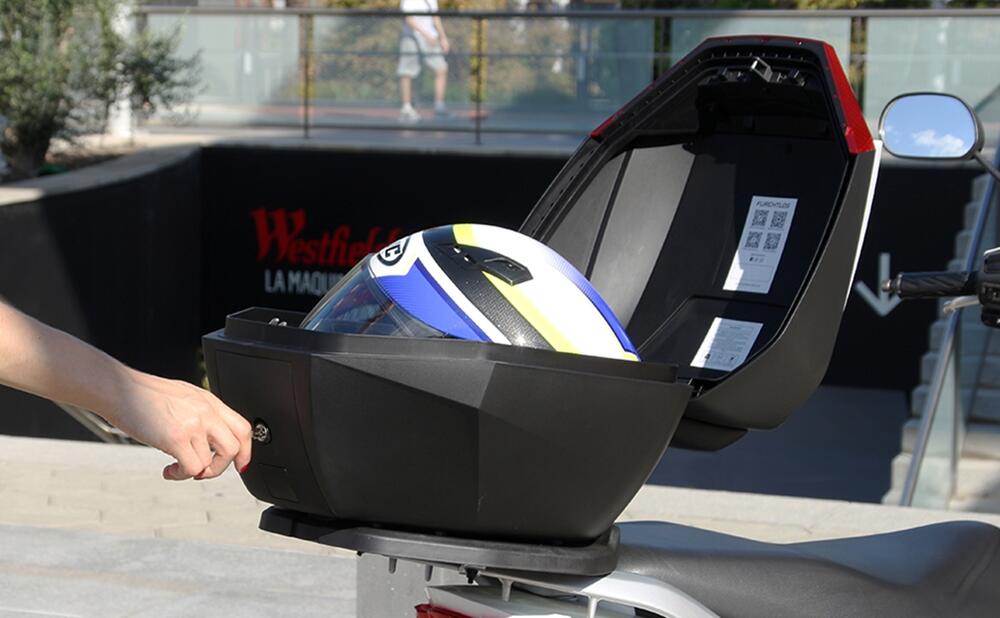 Furchtlos-SHIELD-S-Eco-Topcase-35-Liter-schwarz-inkl-Montagekit-FU02TCPL000S14EX-100001-montiert-am-Roller-2