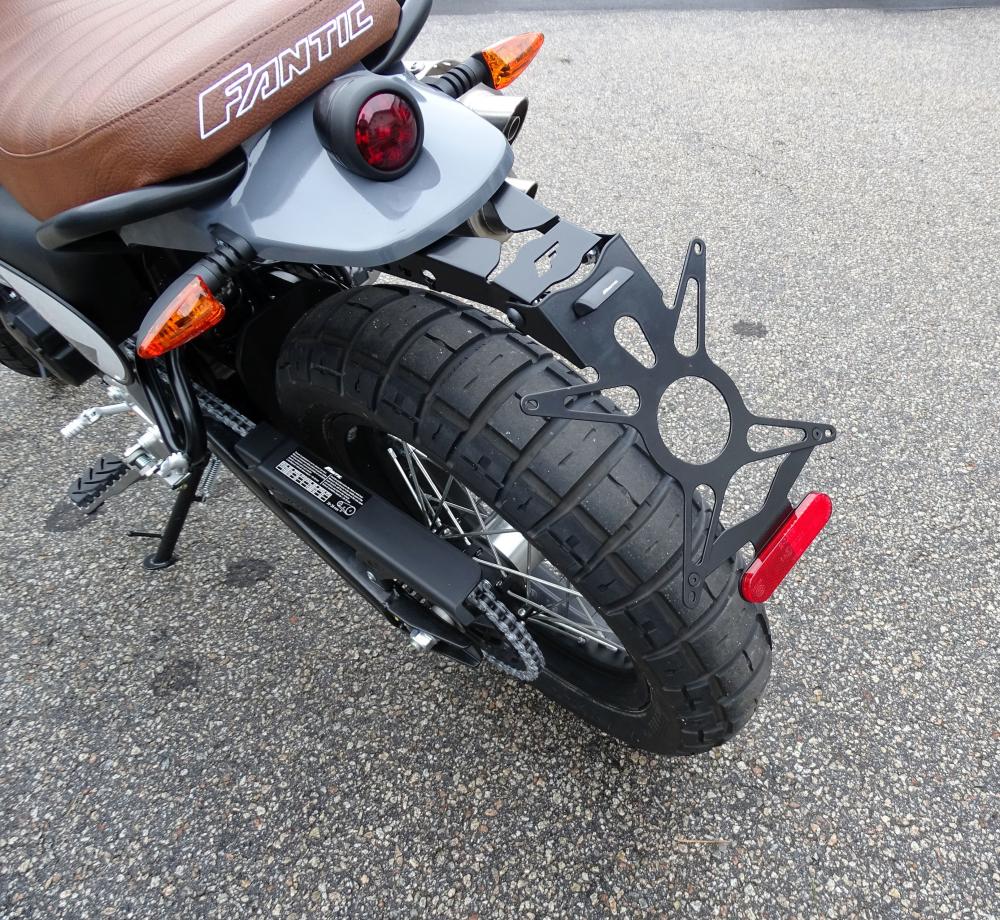Fantic_Original_Caballero_Kennzeichenhalter_Sport___Caballero_Scrambler_Rally_05384005_am_Motorrad Fantic Original Caballero Kennzeichenhalter Sport - Caballero Scrambler 125 / 250 / 500 | Rally 500