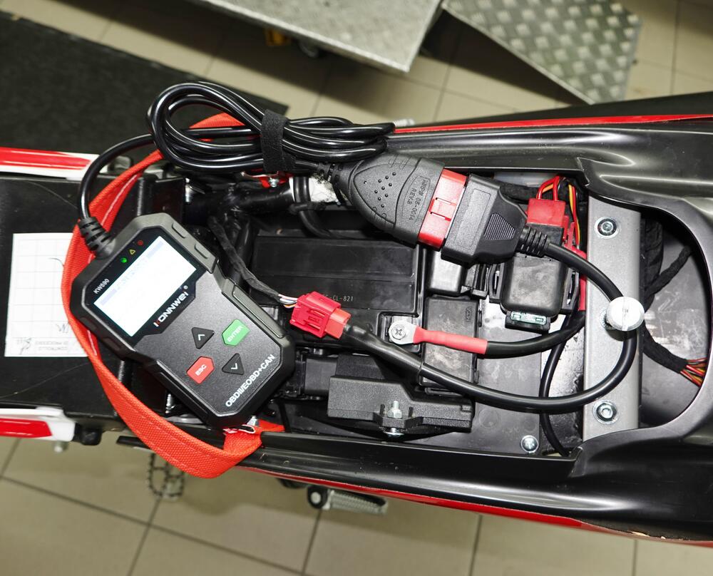 Konnwei-KW590-OBD2-Scanner-Fehlercode-Diagnosegeraet-am-Motorrad-2